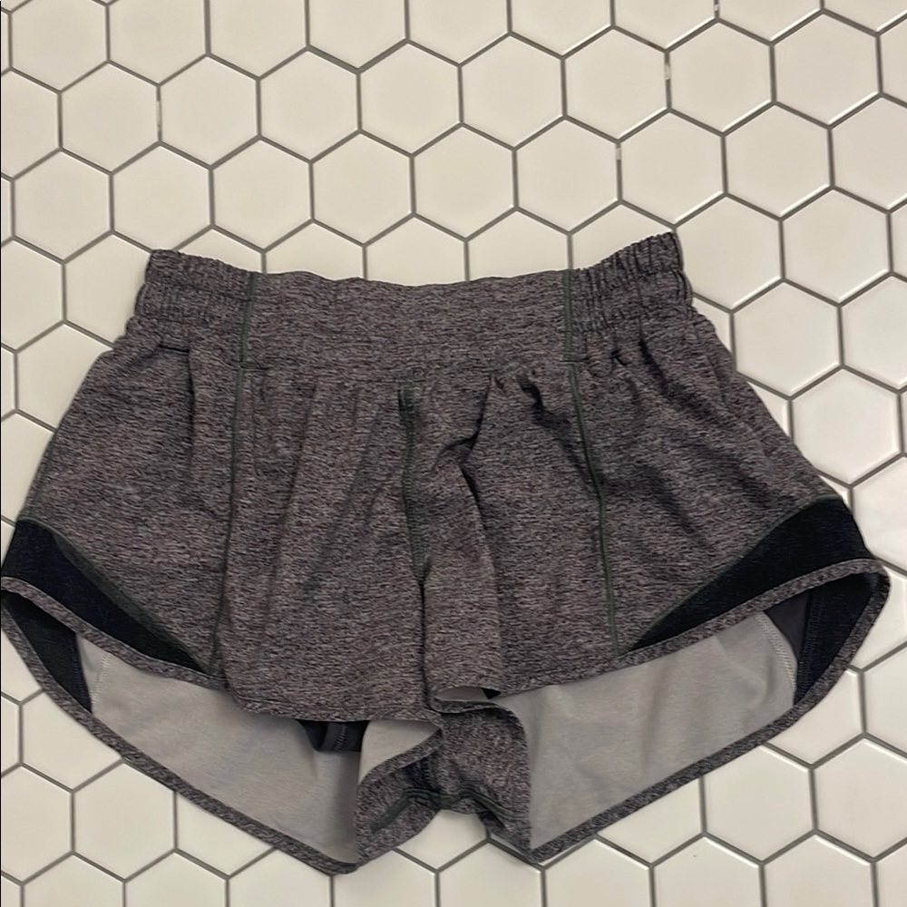 Lululemon heather grey hotty hots Women's low rise 2.5” size 4